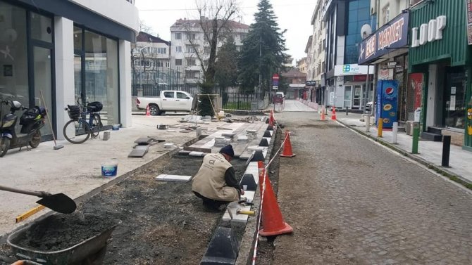 Düzce Belediyesi kaldırım çalışmalarına tam gaz devam ediyor