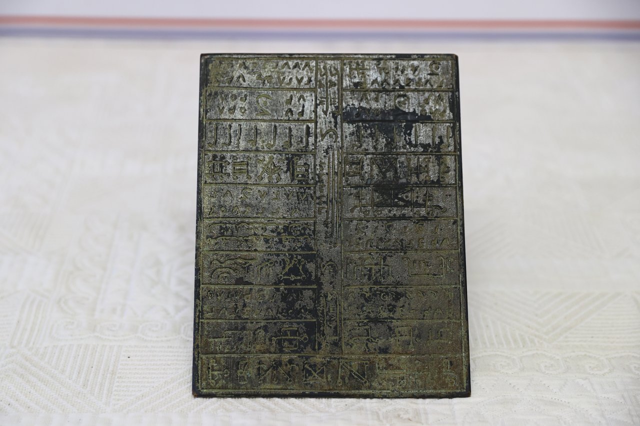 Düzenlenen operasyonda altın işlemeli 2 Tevrat ve çok sayıda tarihi eser ele geçirildi