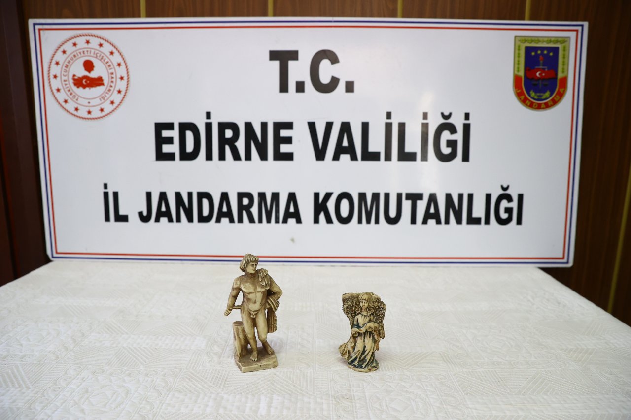 Düzenlenen operasyonda altın işlemeli 2 Tevrat ve çok sayıda tarihi eser ele geçirildi