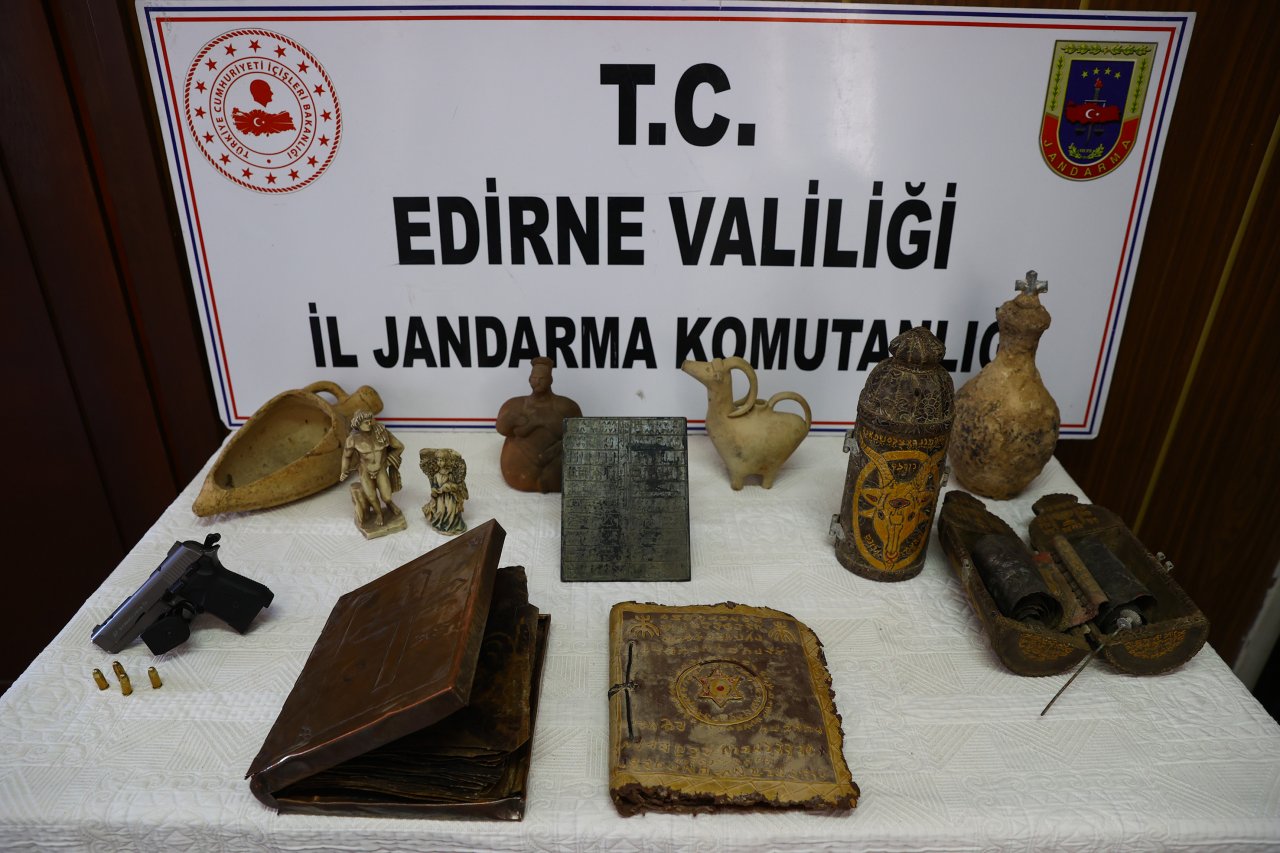 Düzenlenen operasyonda altın işlemeli 2 Tevrat ve çok sayıda tarihi eser ele geçirildi