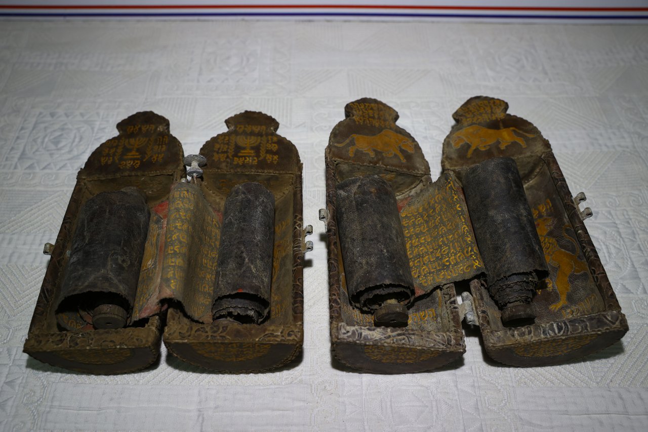 Düzenlenen operasyonda altın işlemeli 2 Tevrat ve çok sayıda tarihi eser ele geçirildi