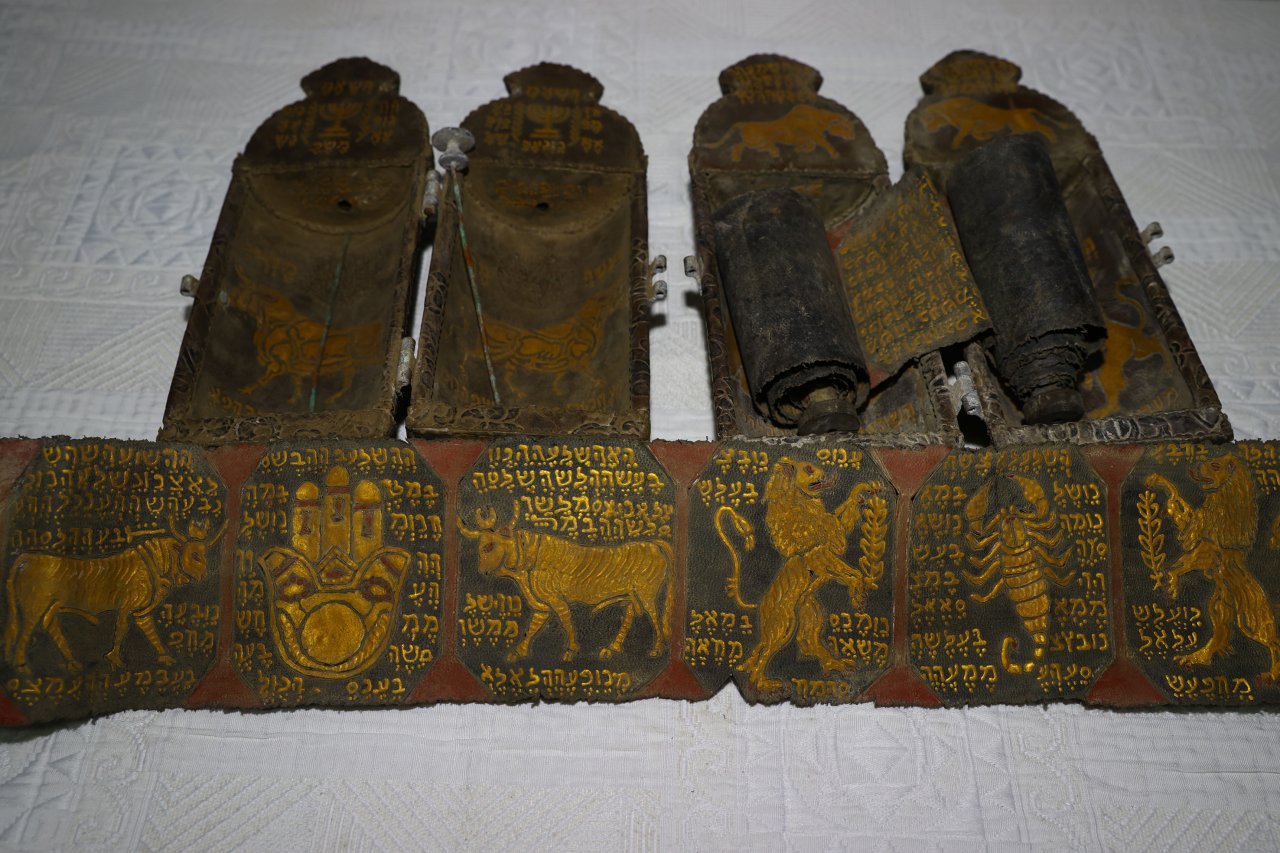 Düzenlenen operasyonda altın işlemeli 2 Tevrat ve çok sayıda tarihi eser ele geçirildi