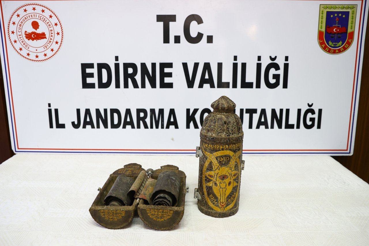 Düzenlenen operasyonda altın işlemeli 2 Tevrat ve çok sayıda tarihi eser ele geçirildi