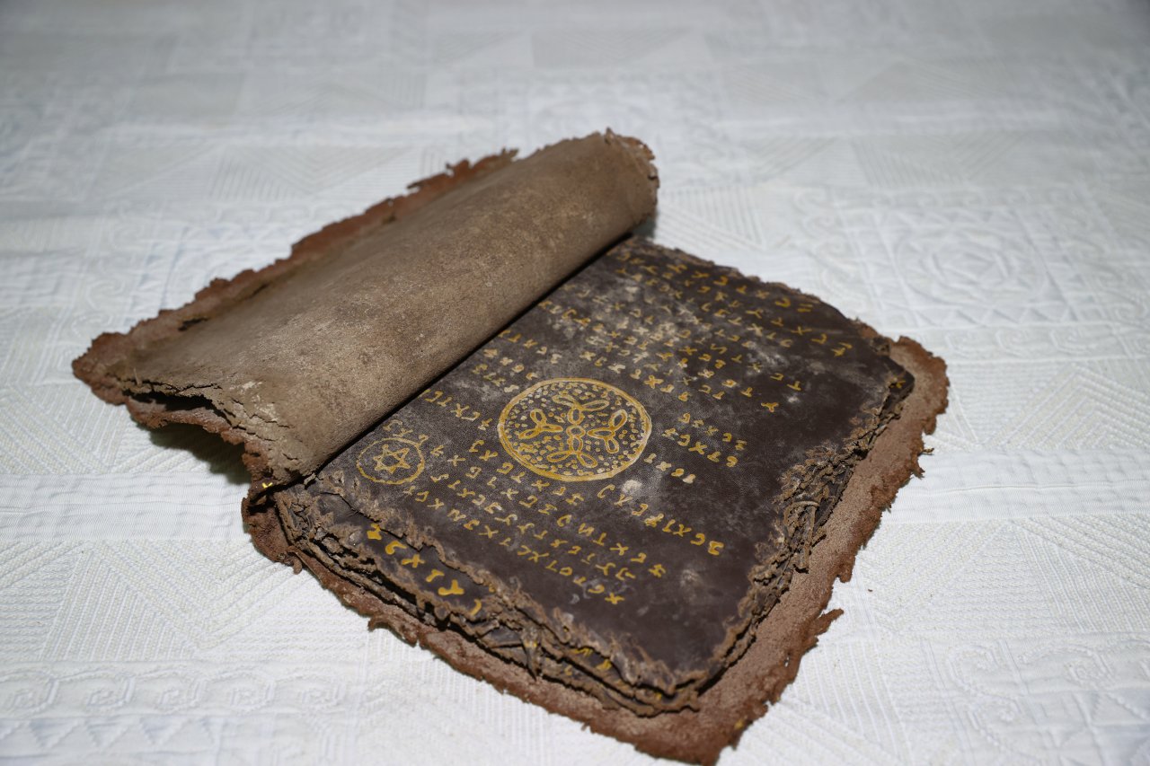 Düzenlenen operasyonda altın işlemeli 2 Tevrat ve çok sayıda tarihi eser ele geçirildi