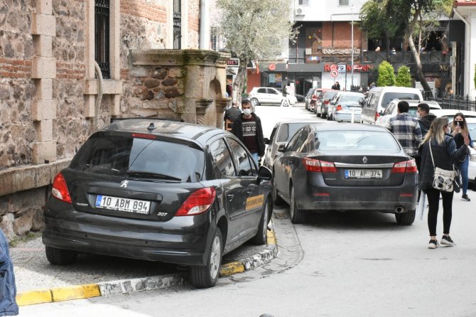 Hatalı park edilen araçlar trafik çilesini arttırıyor