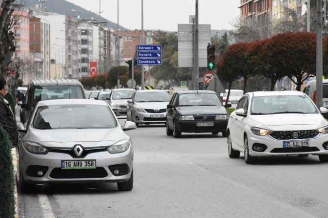 Hatalı park edilen araçlar trafik çilesini arttırıyor