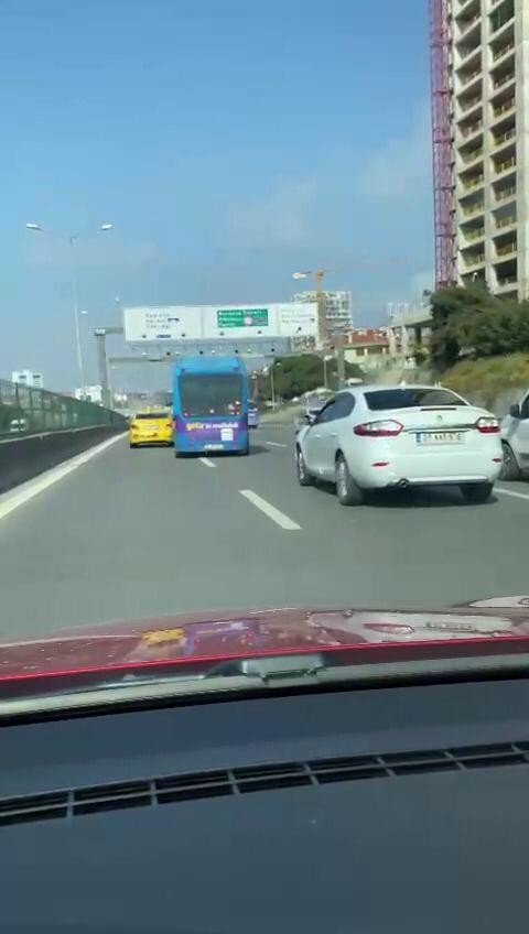 Herkesin canını tehlikeye attı! Trafik magandası iş başında