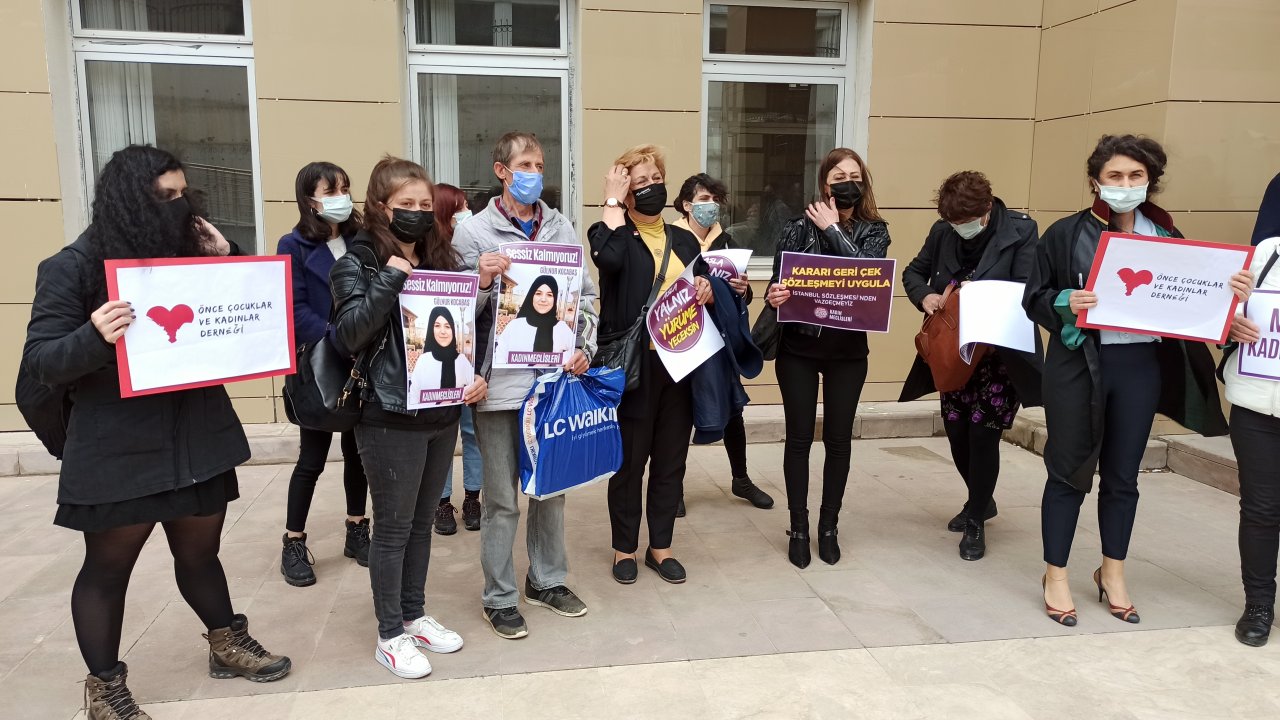 Kadın cinayeti suçuyla tutuklanan zanlının duruşmada aileye başsağlığı dilemesi tepki topladı