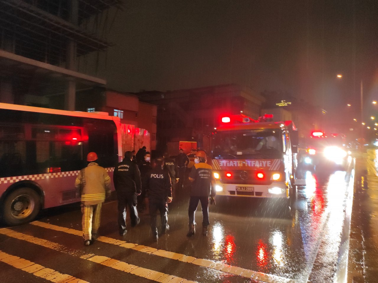 Karşıya geçmek isterken otomobilin çarptığı kadın hayatını kaybederken sürücü kaçtı!