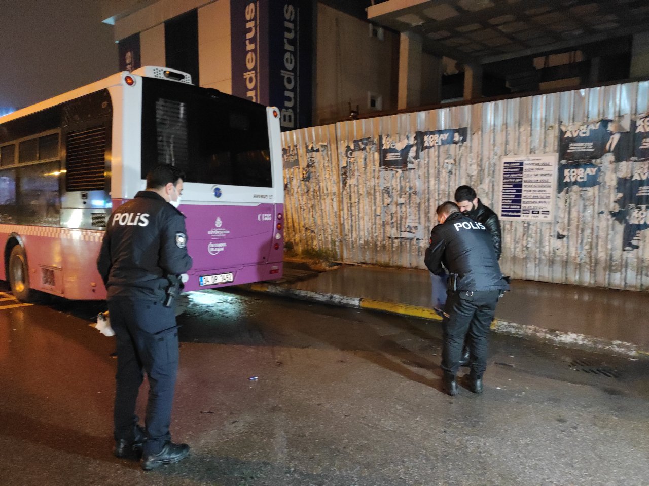 Karşıya geçmek isterken otomobilin çarptığı kadın hayatını kaybederken sürücü kaçtı!