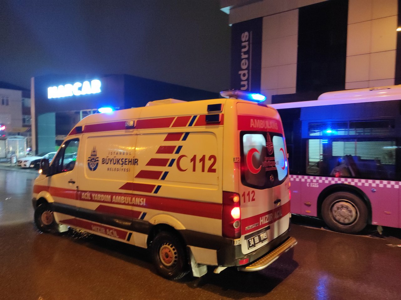 Karşıya geçmek isterken otomobilin çarptığı kadın hayatını kaybederken sürücü kaçtı!