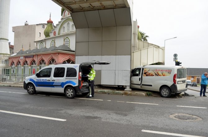Kırmızı ışığa yakalanmamak için aşırı hız yaptı, üst geçide çarptı