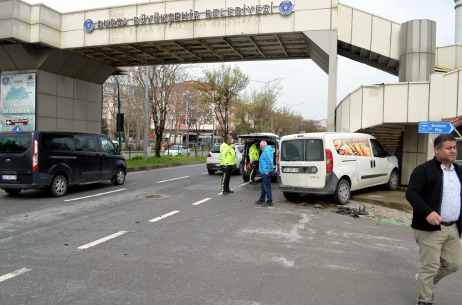 Kırmızı ışığa yakalanmamak için aşırı hız yaptı, üst geçide çarptı