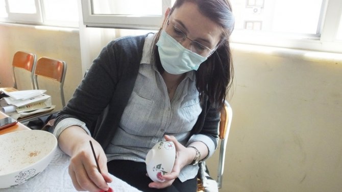 Pandemiyi fırsata çeviren Burhaniyeli kadınlar çini ustası oldu