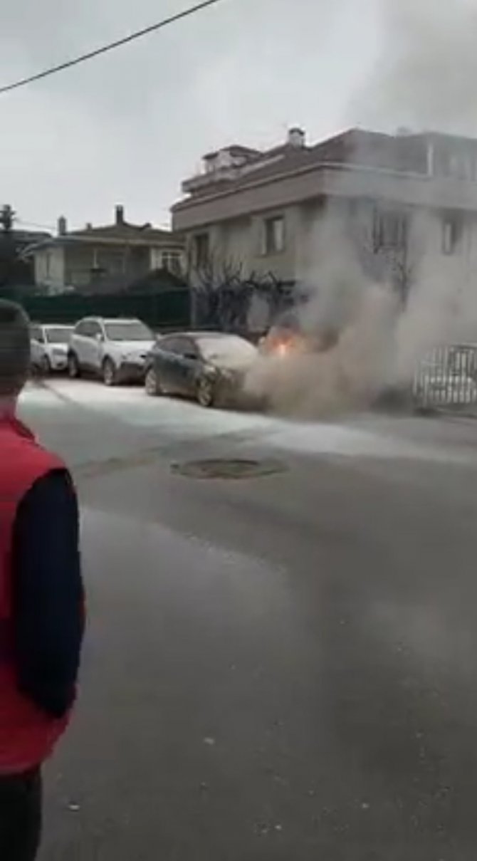 Park halindeki otomobil bir anda alevlere teslim oldu