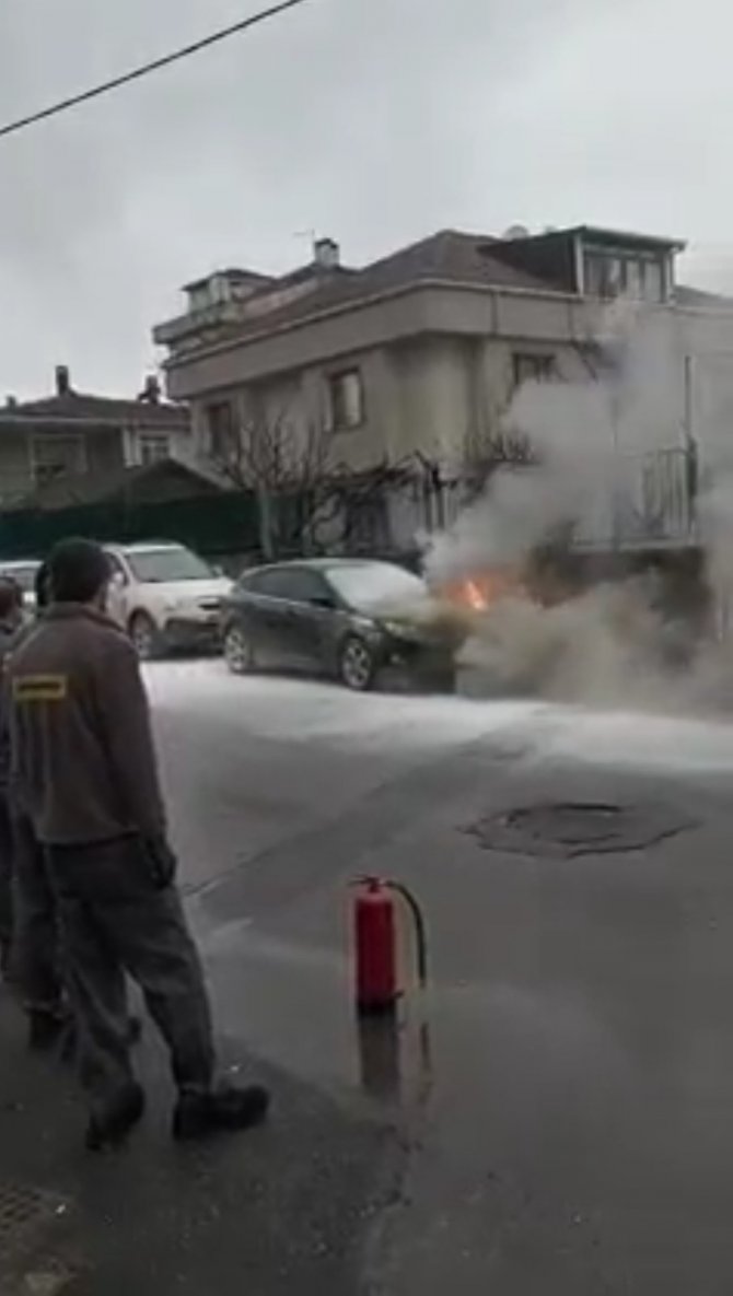 Park halindeki otomobil bir anda alevlere teslim oldu