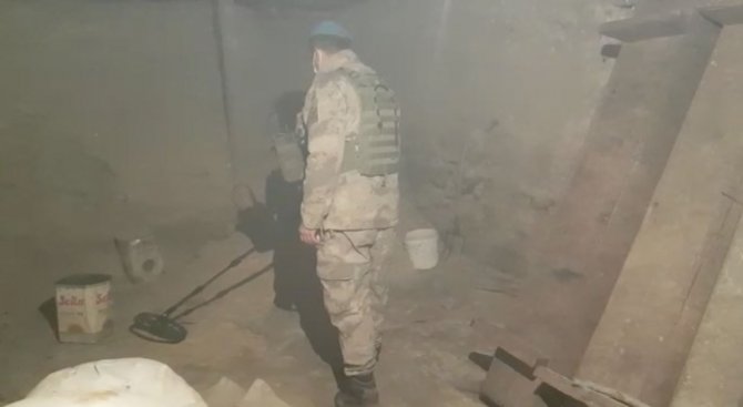 Şanlıurfa silah kaçakçılarına darbe! Uzun namlulu silahları ahırlara saklamışlar