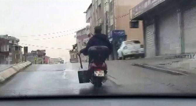 Sultanbeyli'de görenleri hayrete düşüren yolculuk: Nargilesiyle motosiklet sürdü!