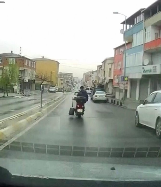 Sultanbeyli'de görenleri hayrete düşüren yolculuk: Nargilesiyle motosiklet sürdü!