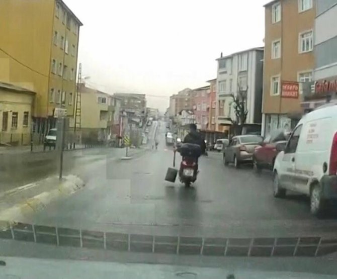 Sultanbeyli'de görenleri hayrete düşüren yolculuk: Nargilesiyle motosiklet sürdü!