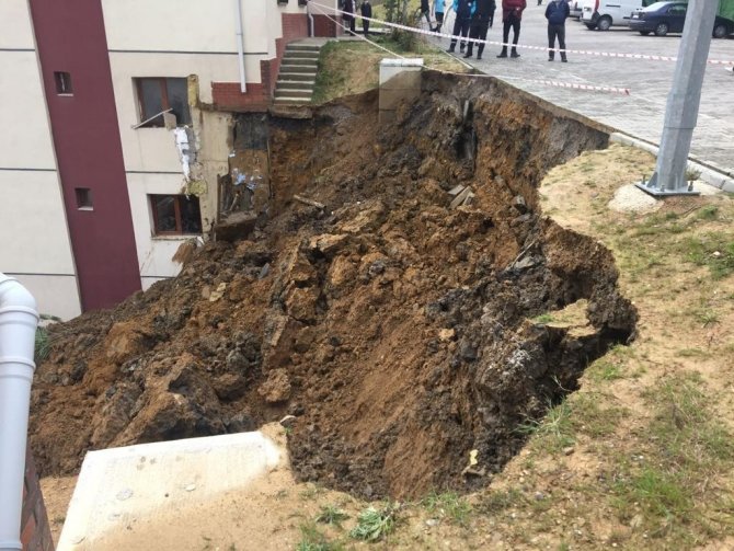 Zonguldak'ta sağanak yağış sonrası iki bina arasındaki istinat duvarı çöktü