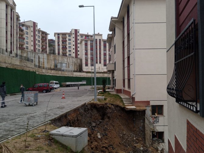 Zonguldak'ta sağanak yağış sonrası iki bina arasındaki istinat duvarı çöktü