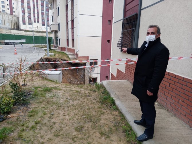 Zonguldak'ta sağanak yağış sonrası iki bina arasındaki istinat duvarı çöktü