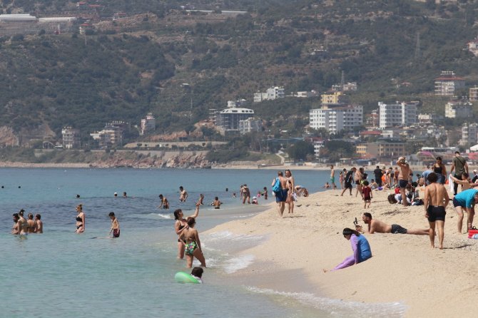 Alanyalılar yazı getirdi: Sıcak havayı fırsat bilen vatandaşlar soluğu plajda aldı