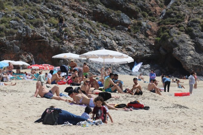 Alanyalılar yazı getirdi: Sıcak havayı fırsat bilen vatandaşlar soluğu plajda aldı