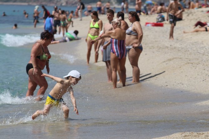 Alanyalılar yazı getirdi: Sıcak havayı fırsat bilen vatandaşlar soluğu plajda aldı