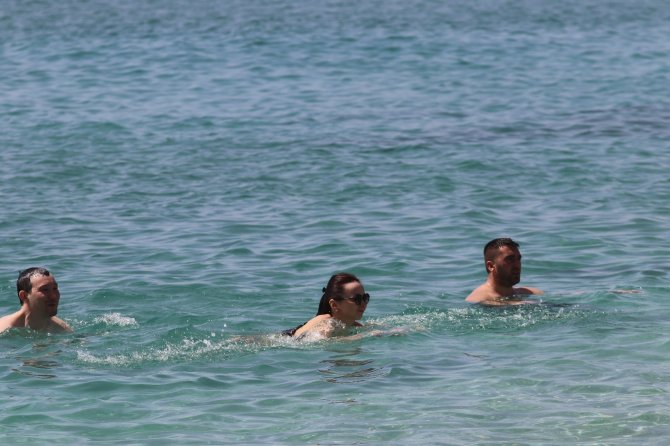 Alanyalılar yazı getirdi: Sıcak havayı fırsat bilen vatandaşlar soluğu plajda aldı