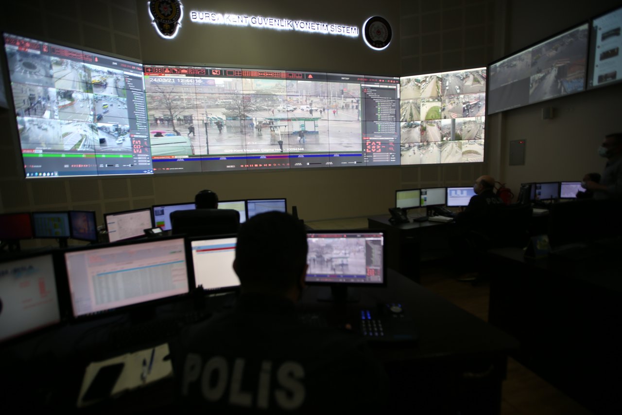 Bursa polisi maske takmayan vatandaşları kameradan tespit ediyor