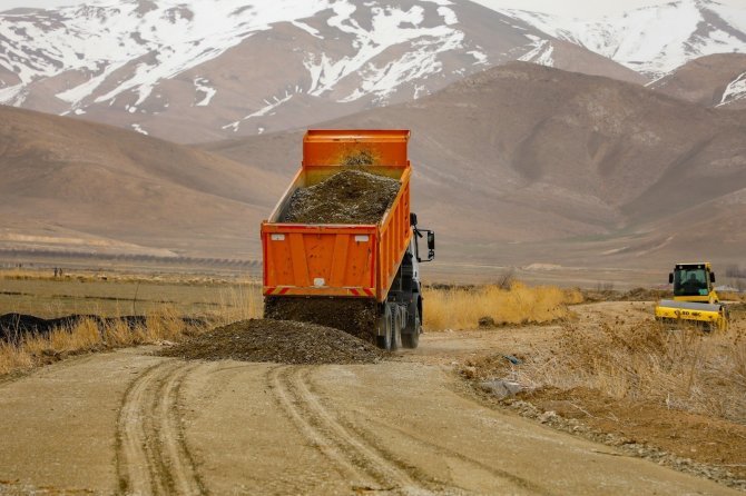 Gürpınar Belediyesi yol yapım çalışmalarına tam gaz devam ediyor