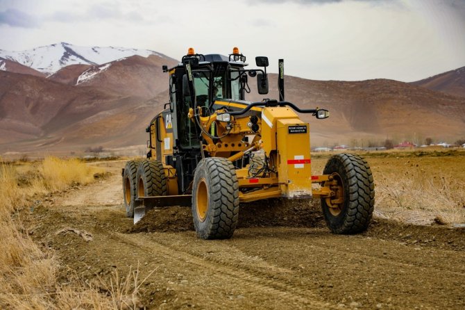 Gürpınar Belediyesi yol yapım çalışmalarına tam gaz devam ediyor