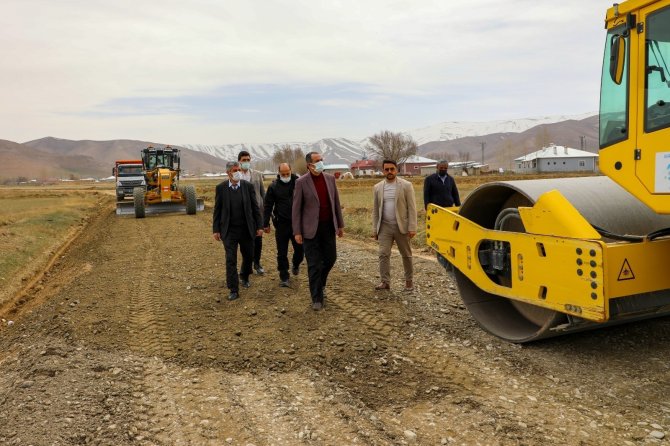 Gürpınar Belediyesi yol yapım çalışmalarına tam gaz devam ediyor