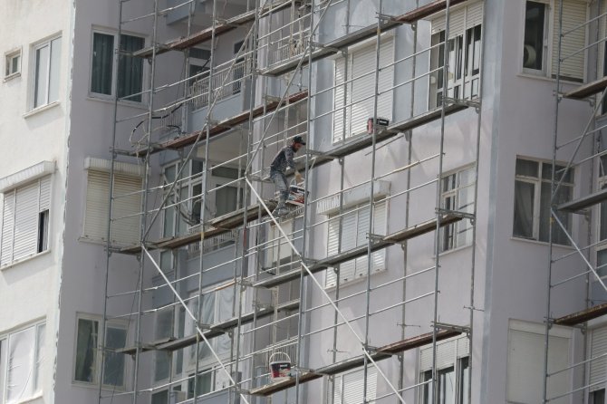 Hiçbir güvenlik önlemi yok! İnşaatın 10. katında yürekleri ağızlara getiren çalışma