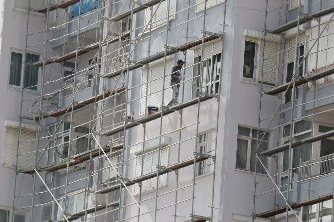 Hiçbir güvenlik önlemi yok! İnşaatın 10. katında yürekleri ağızlara getiren çalışma
