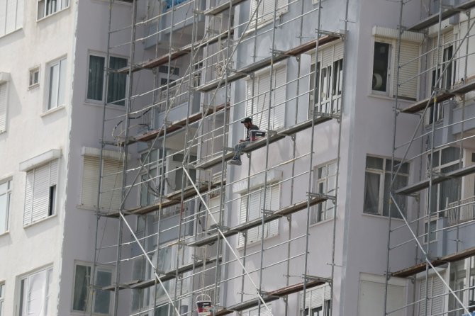Hiçbir güvenlik önlemi yok! İnşaatın 10. katında yürekleri ağızlara getiren çalışma