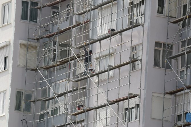 Hiçbir güvenlik önlemi yok! İnşaatın 10. katında yürekleri ağızlara getiren çalışma