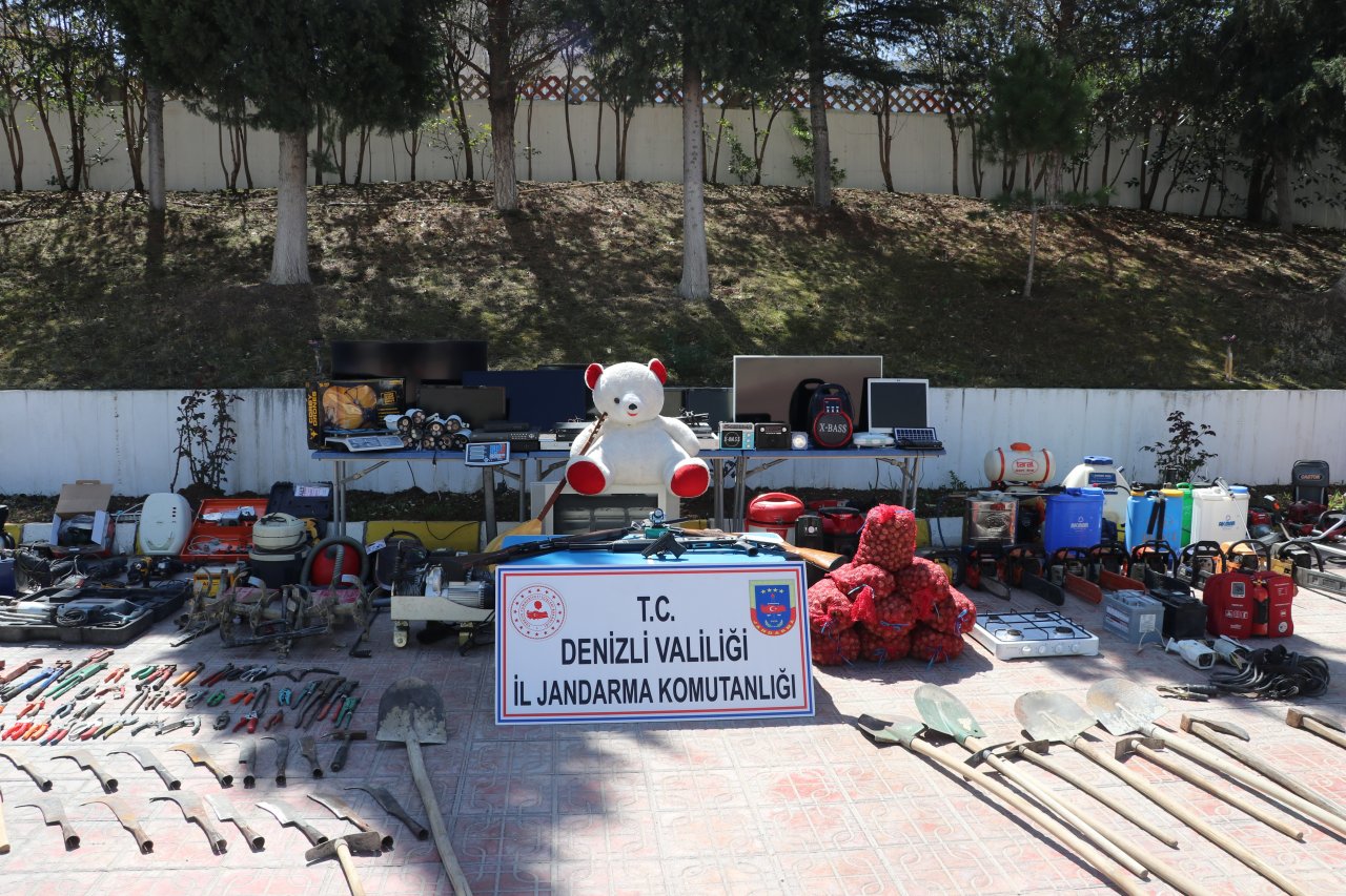 Hırsızlık şüphelisinin evinde bulunanlar hayrete düşürdü: 2 kamyon çalıntı eşya çıktı