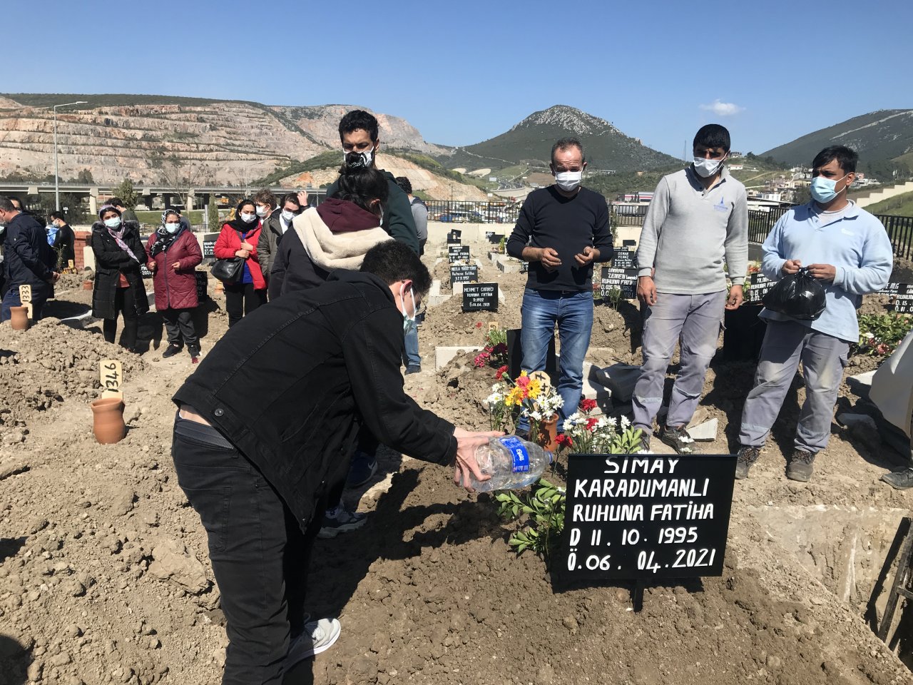 İzmir'de yolcu minibüsünün çarptığı üniversite öğrencisi yaşamını yitirdi.