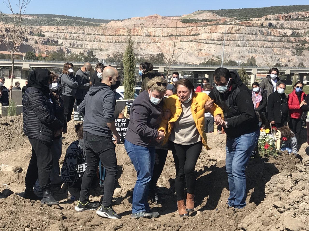 İzmir'de yolcu minibüsünün çarptığı üniversite öğrencisi yaşamını yitirdi.