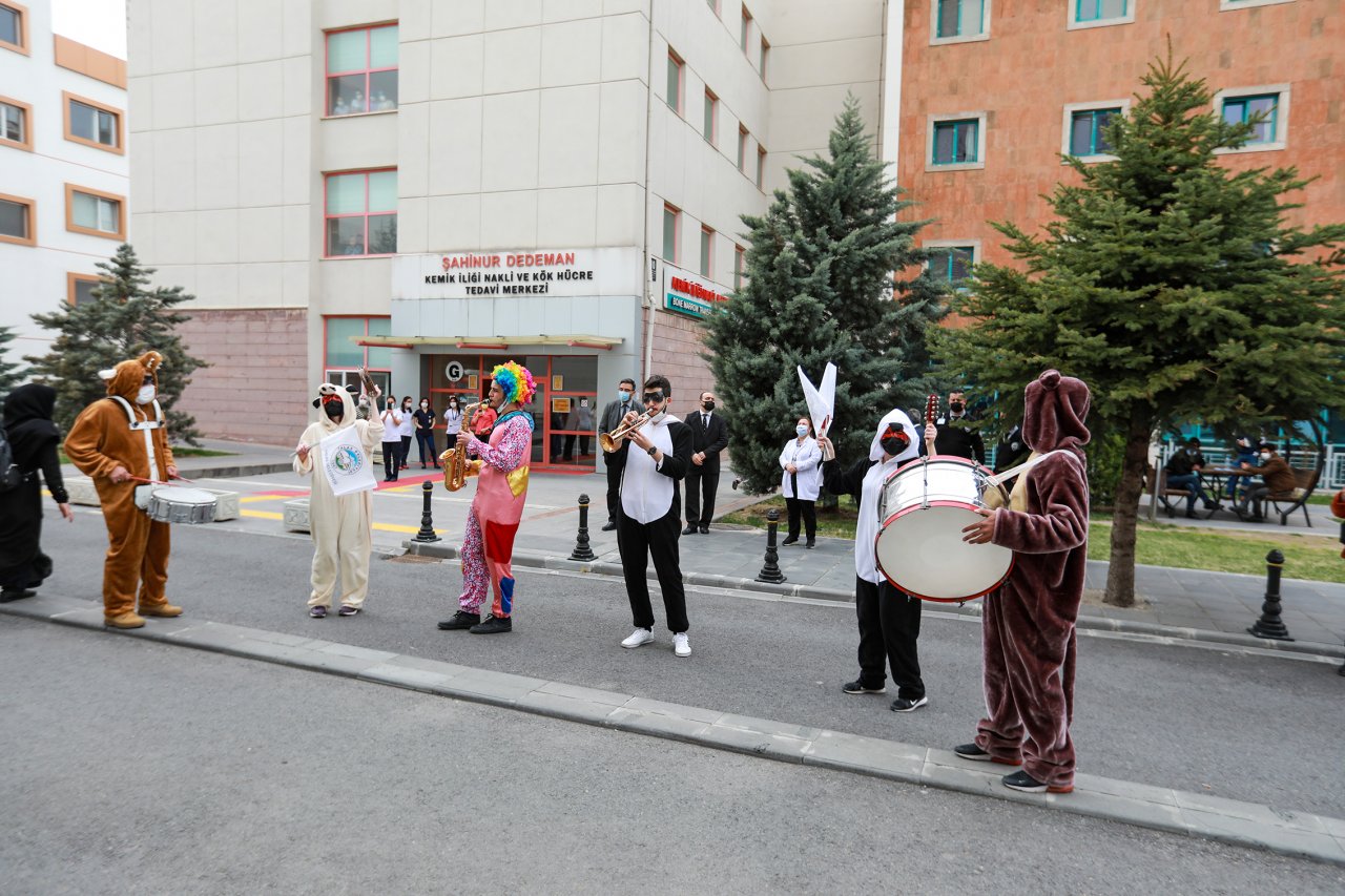 Kanser tedavisi gören çocuklara büyük sürpriz! Maskot Bandosu onlar için çaldı