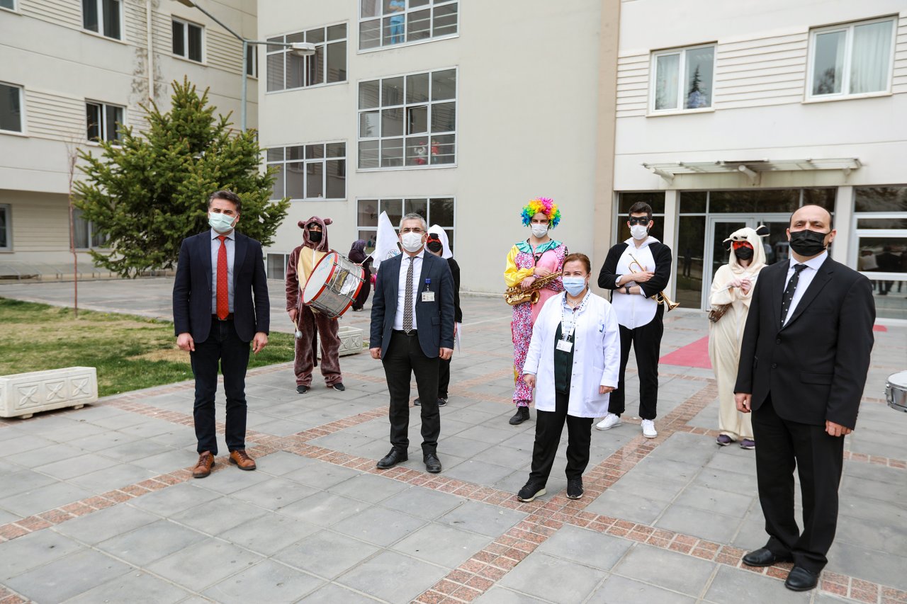 Kanser tedavisi gören çocuklara büyük sürpriz! Maskot Bandosu onlar için çaldı