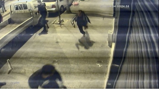 Öfkesinin kurbanı oldu! Döner bıçağıyla saldırdığı kişi tarafından tabancayla vuruldu