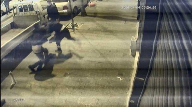 Öfkesinin kurbanı oldu! Döner bıçağıyla saldırdığı kişi tarafından tabancayla vuruldu