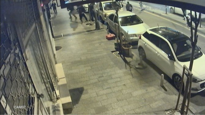 Öfkesinin kurbanı oldu! Döner bıçağıyla saldırdığı kişi tarafından tabancayla vuruldu