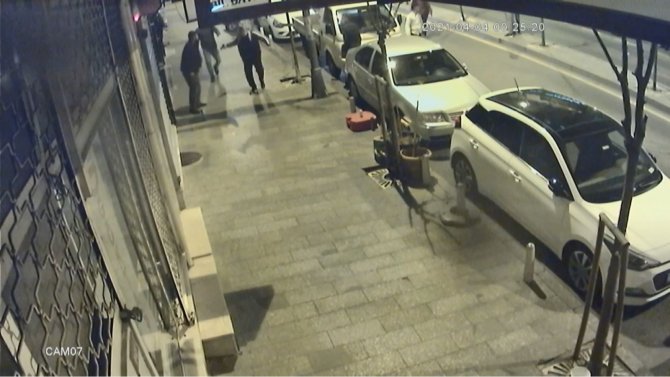 Öfkesinin kurbanı oldu! Döner bıçağıyla saldırdığı kişi tarafından tabancayla vuruldu