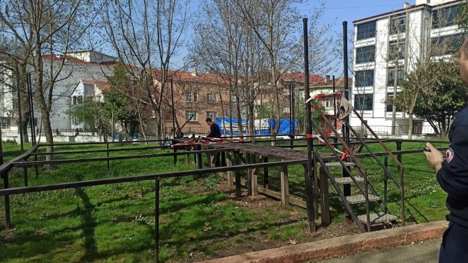 Parkta oynarken ayağı demirlere sıkışan çocuğun yardımına itfaiye ekipleri koştu