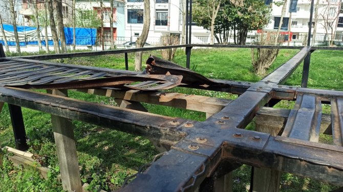 Parkta oynarken ayağı demirlere sıkışan çocuğun yardımına itfaiye ekipleri koştu